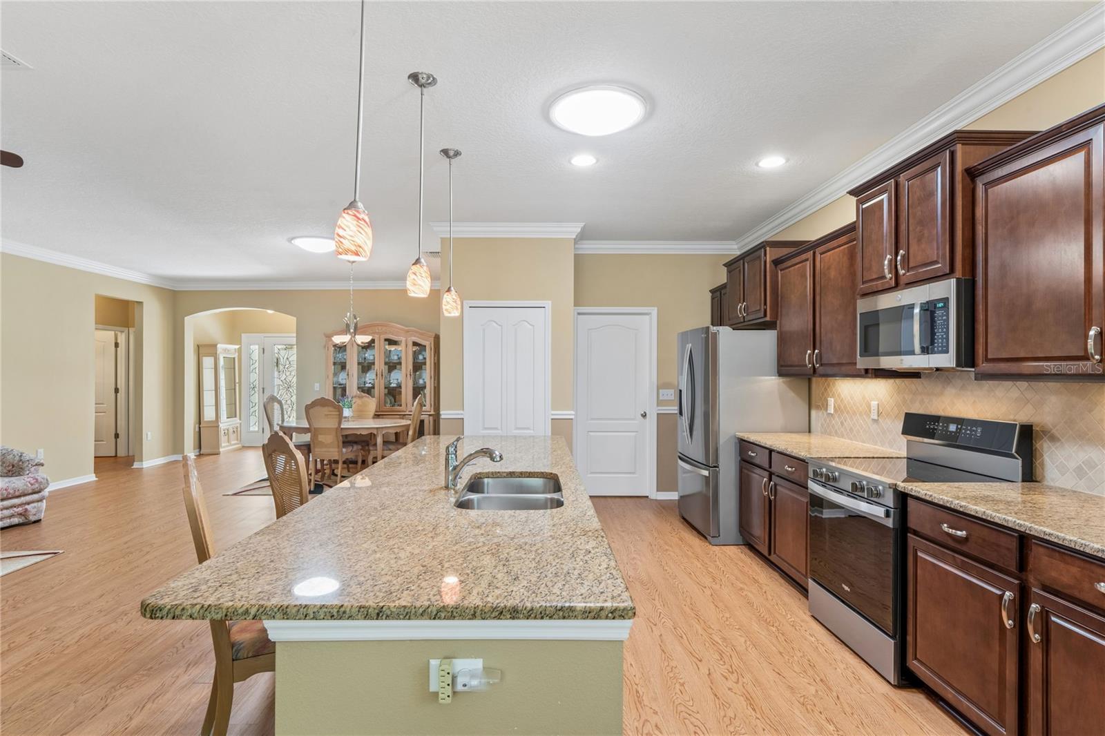LARGE BREAKFAST BAR WITH DOUBLE SINKS