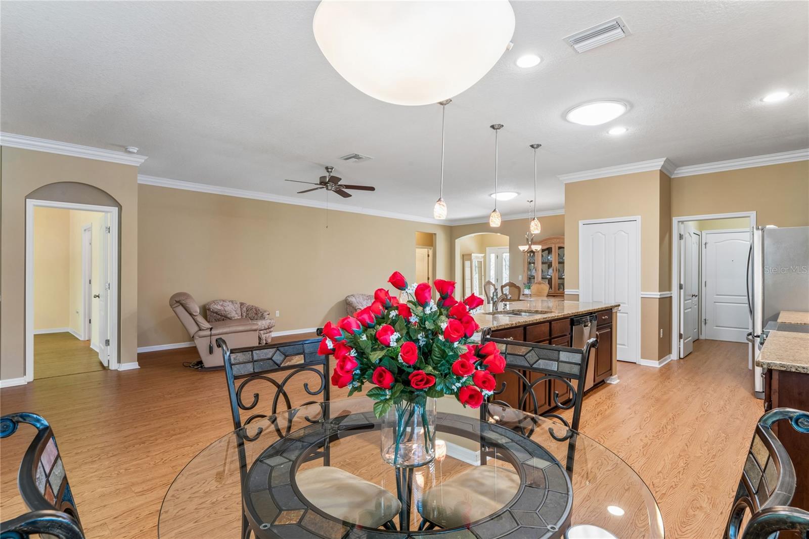 FAMILY-FRIENDLY OPEN DESIGN