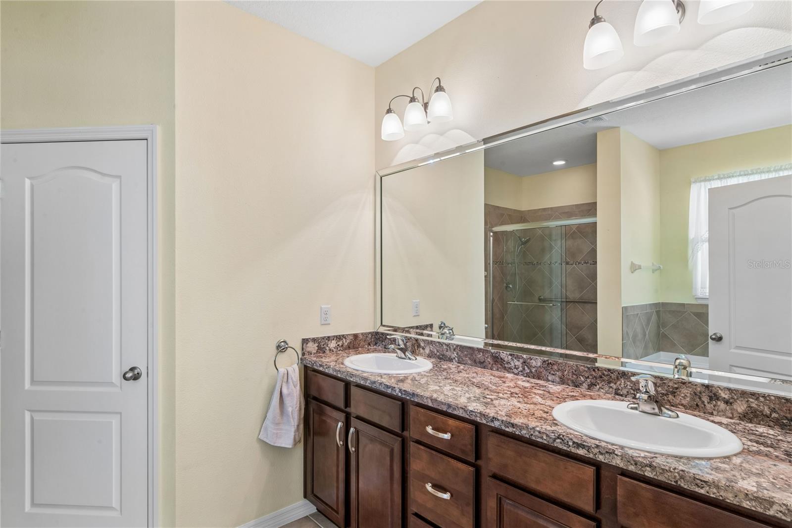 EN-SUITE BATH WITH DOUBLE SINKS AND COMMODE ROOM