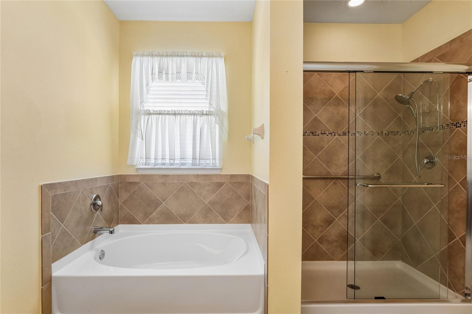 SOAKING TUB WITH SEPARATE SHOWER