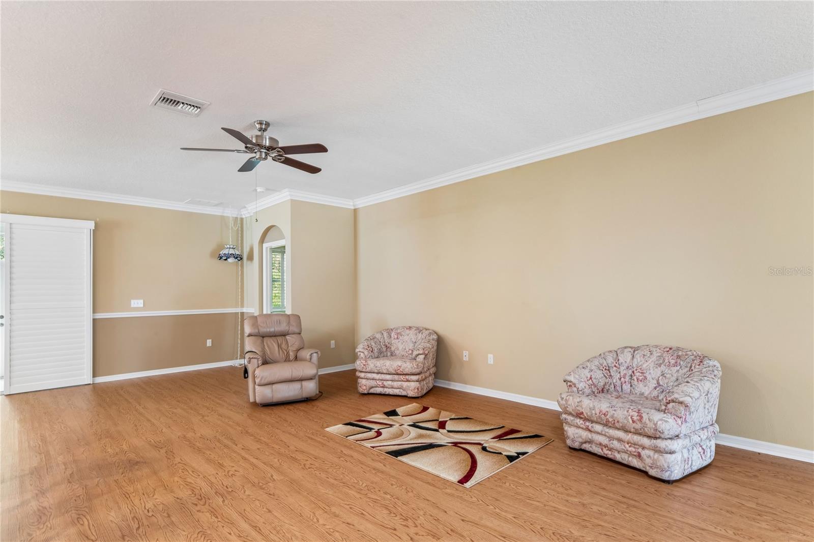 GREAT ROOM WITH CROWN MOULDING