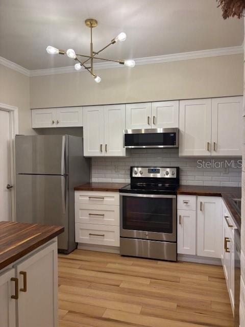 Great Flowing Kitchen with tons of space