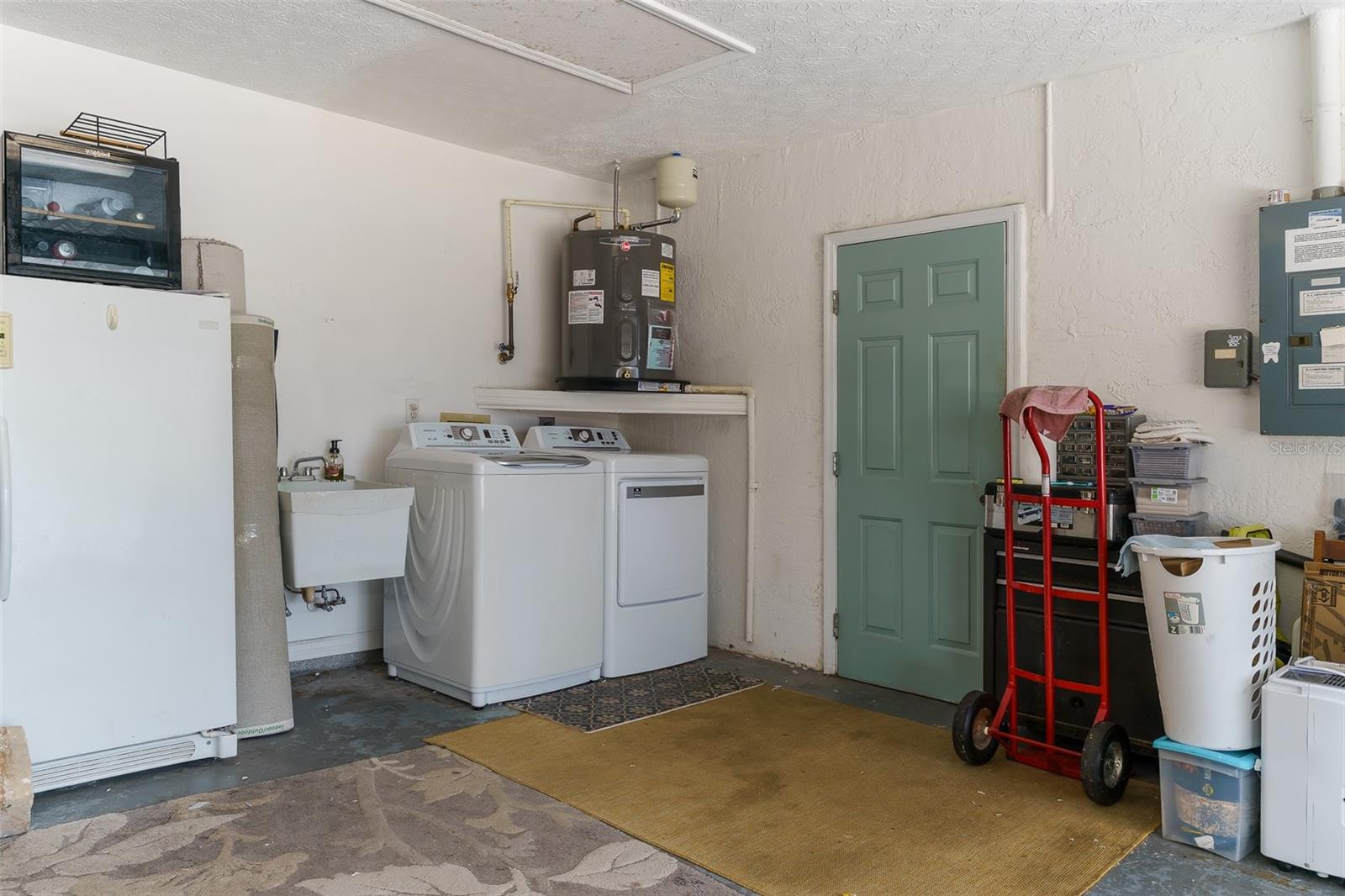 2 car garage, washer, dryer,  sprinkler system, hew hot water heater... loads of storage and plenty of parking with a working screen door