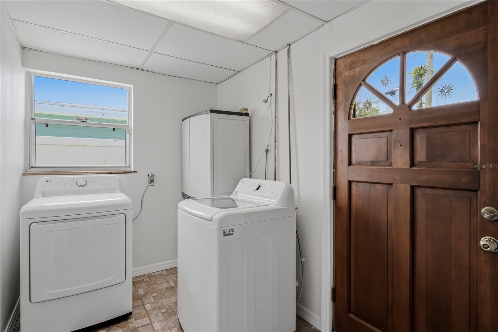 Laundry room, washer and dryer convey