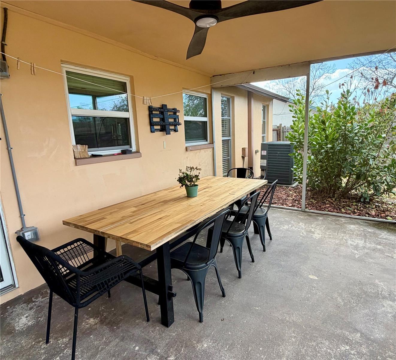 Large Lanai w/beautiful wood table