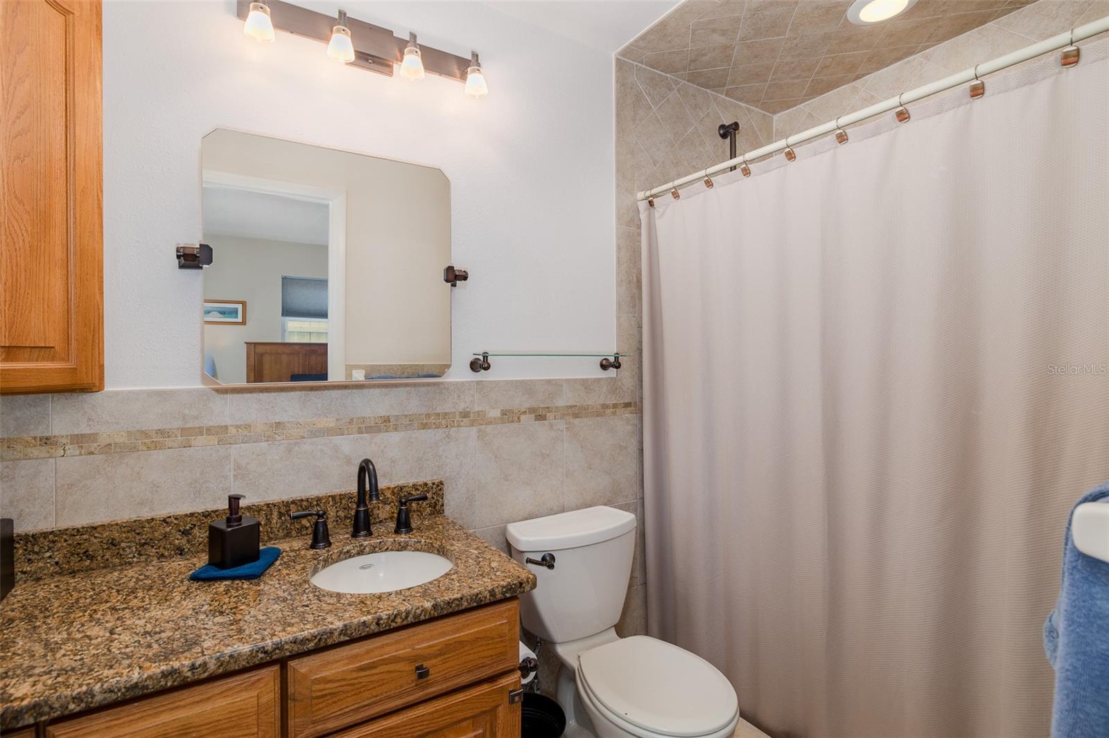 Primary en-suite bath