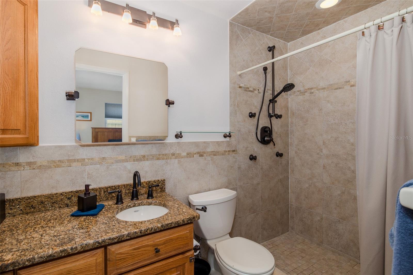 Primary en-suite bath