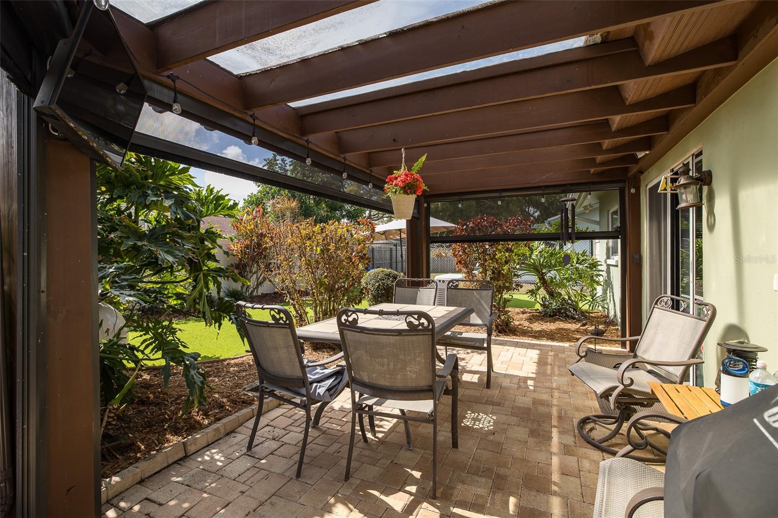 Pergola with electric screens