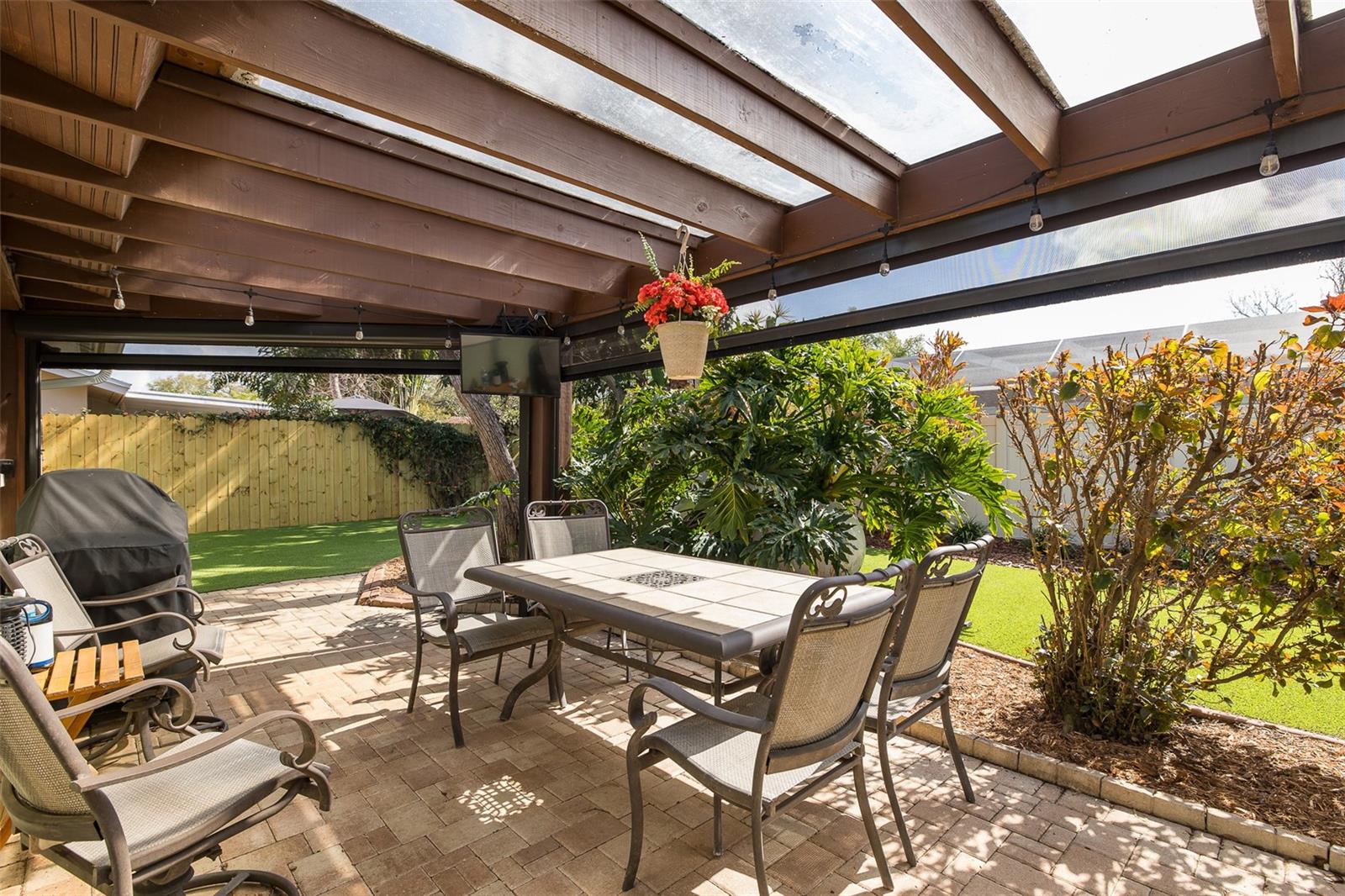 Pergola with electric screens