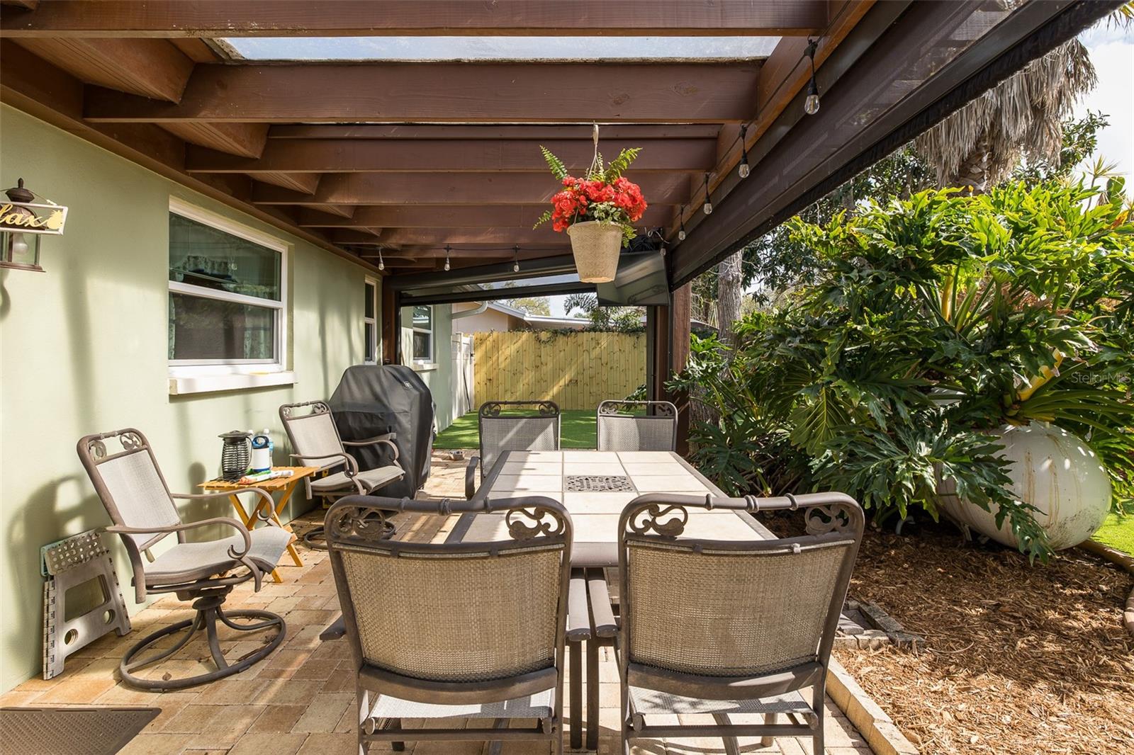 Pergola with electric screens
