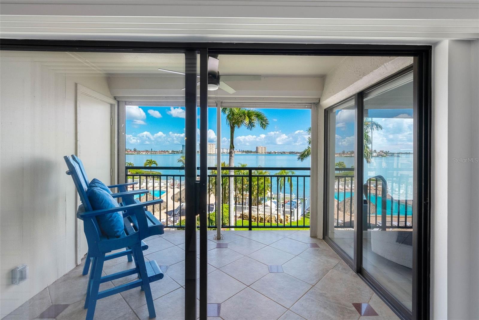 Seamless Indoor–Outdoor Living to the Waterfront Balcony