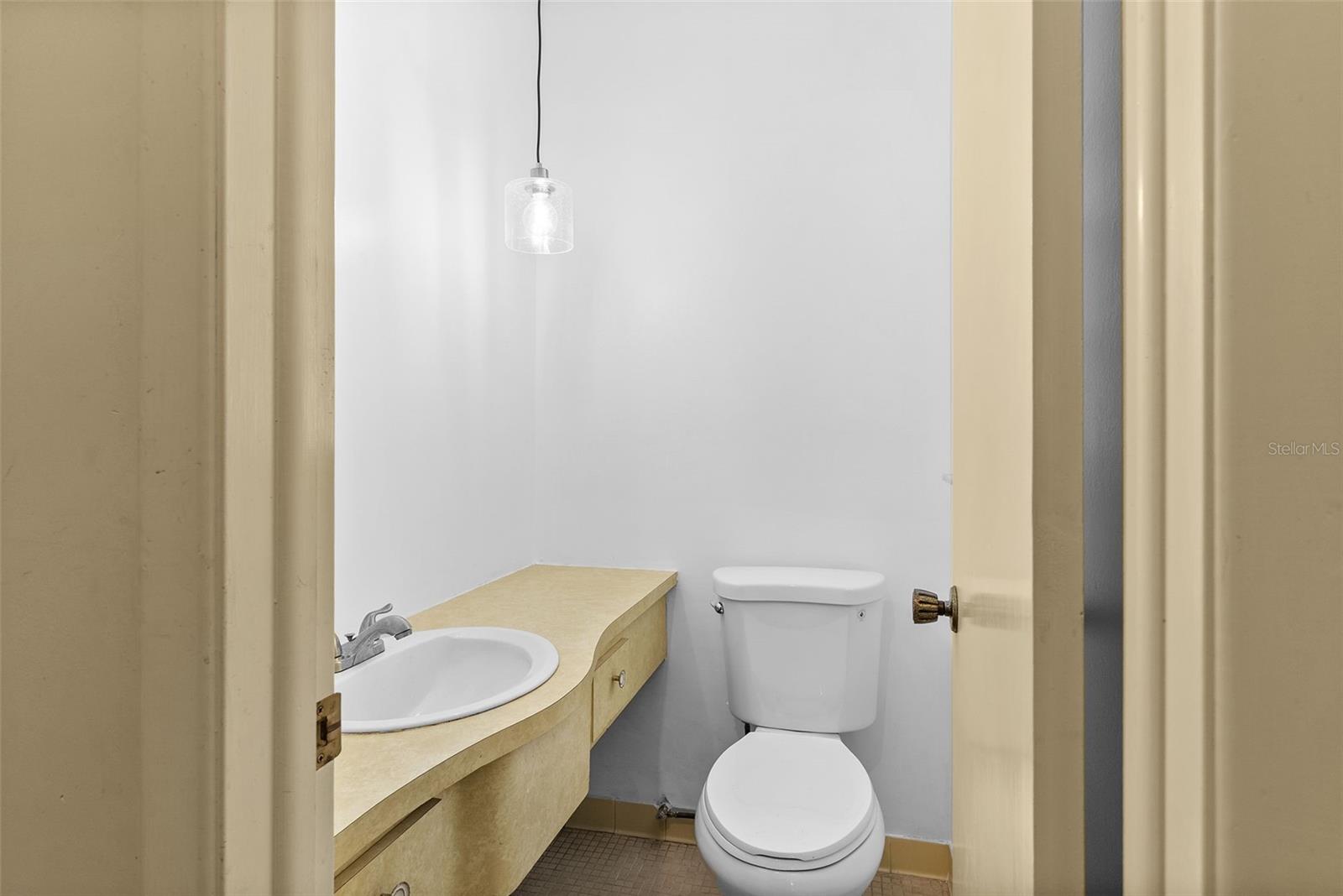 down stairs 1/2 bathroom