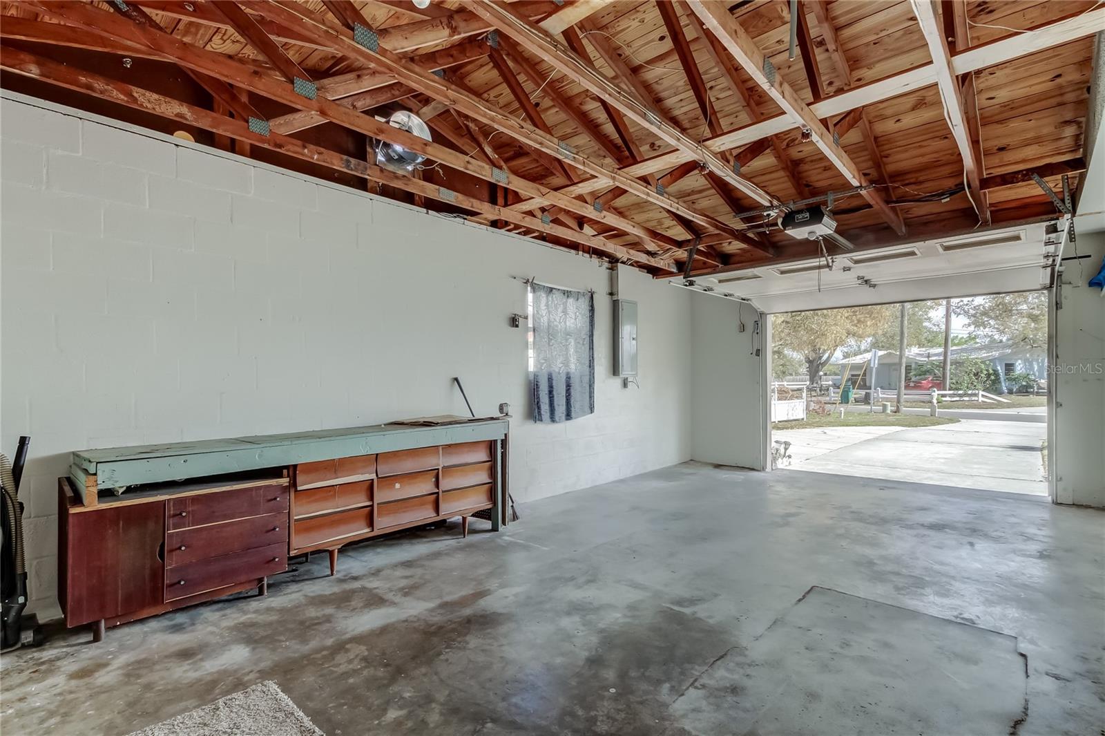 Oversized 1 car garage