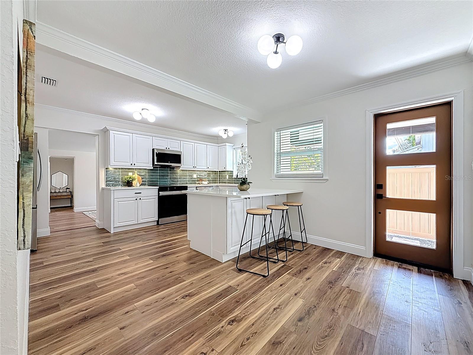 Kitchen / Breakfast Bar