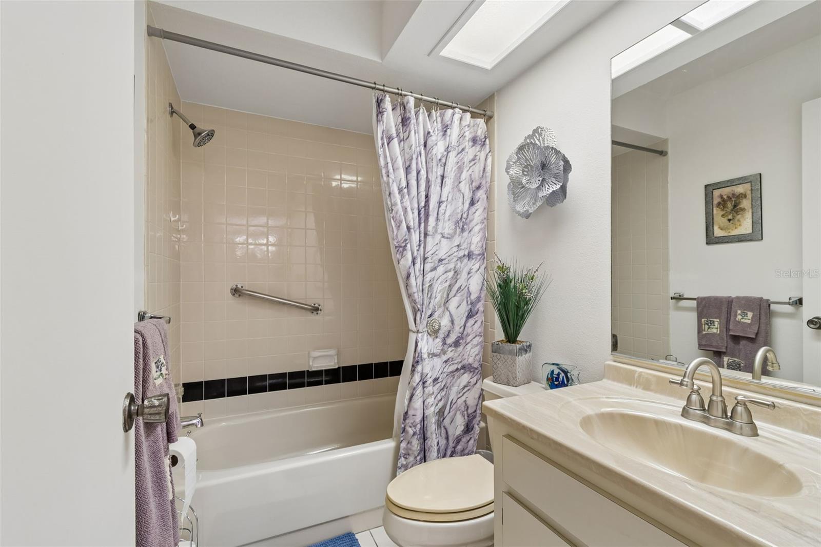 Tub in Secondary Bedroom