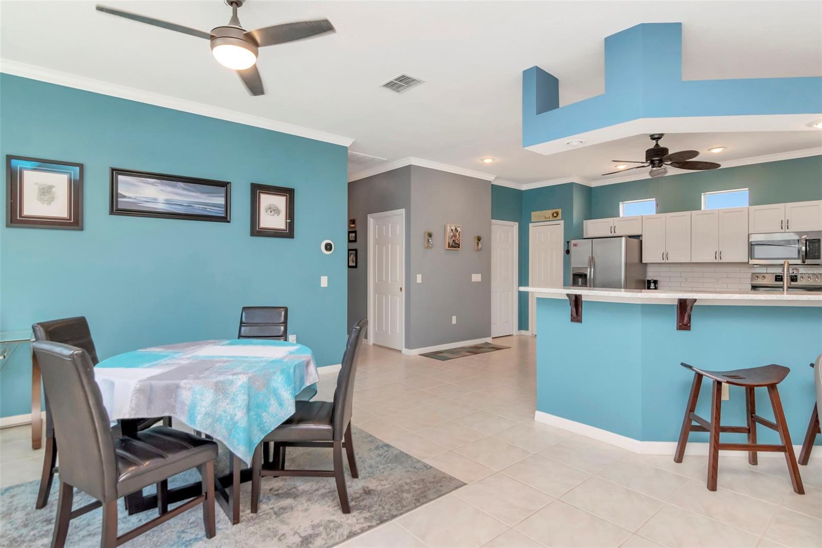 Dining Space & Breakfast Bar