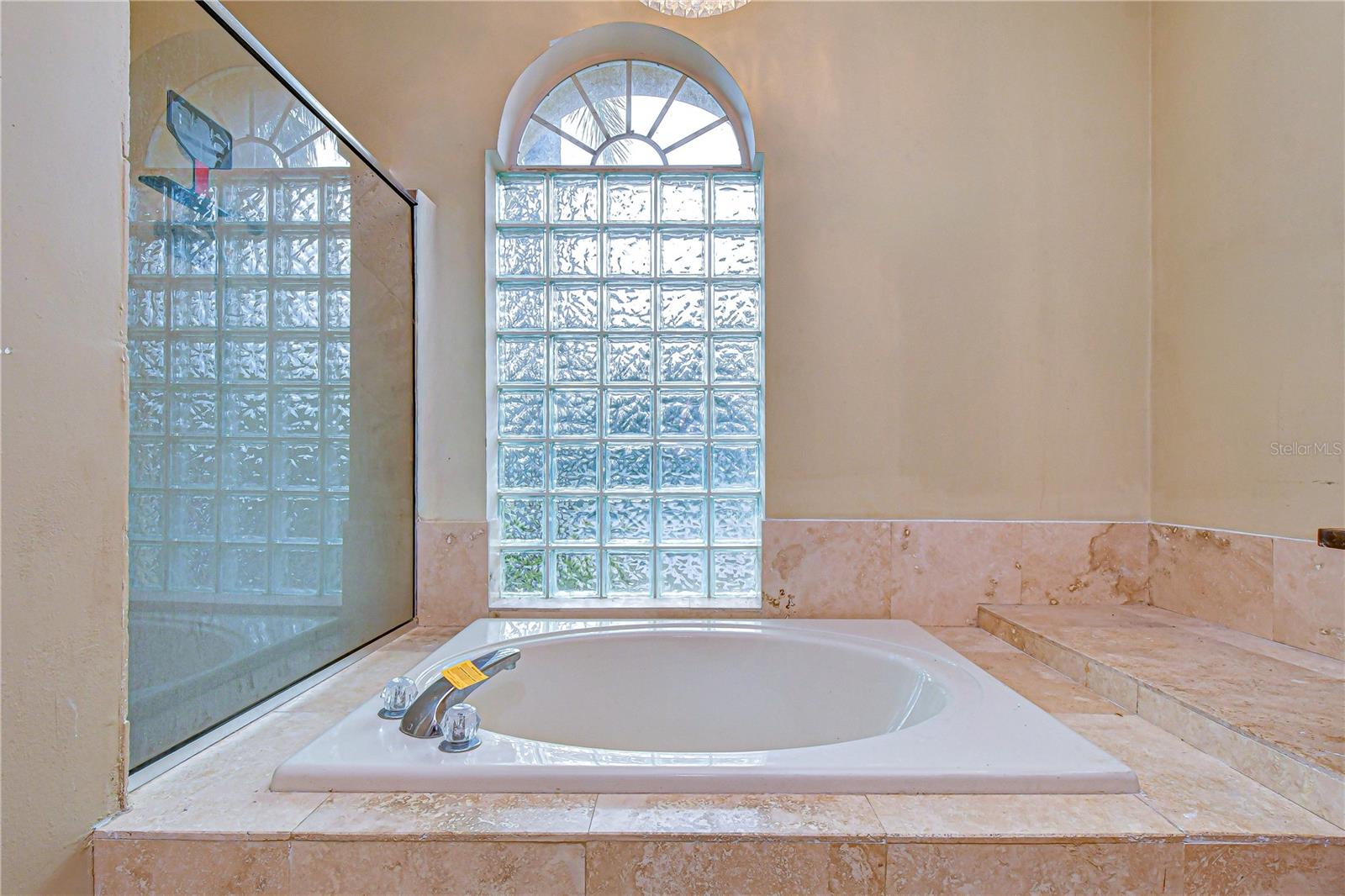 Bath tub