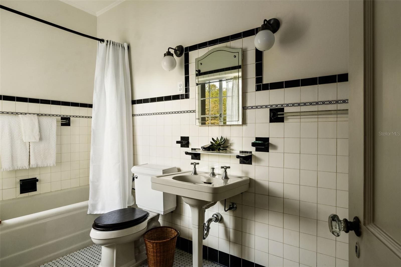 403 Jasmine Way - Guest room en-suite bathroom