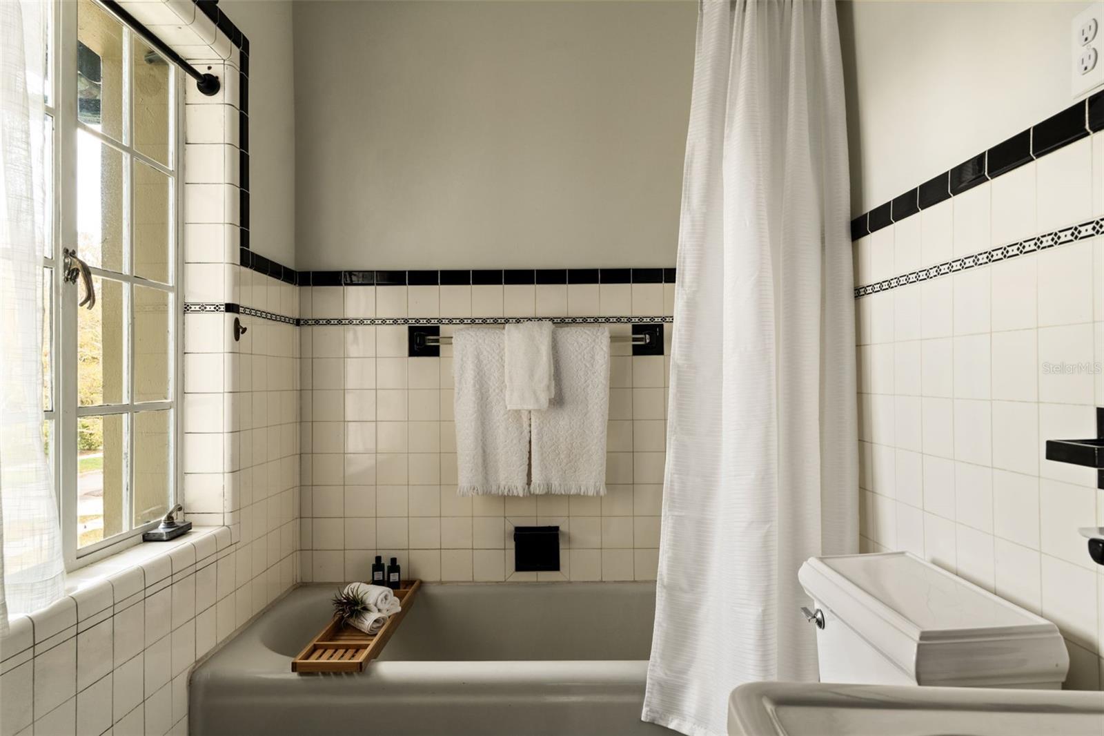 403 Jasmine Way - Guest room en-suite bathroom