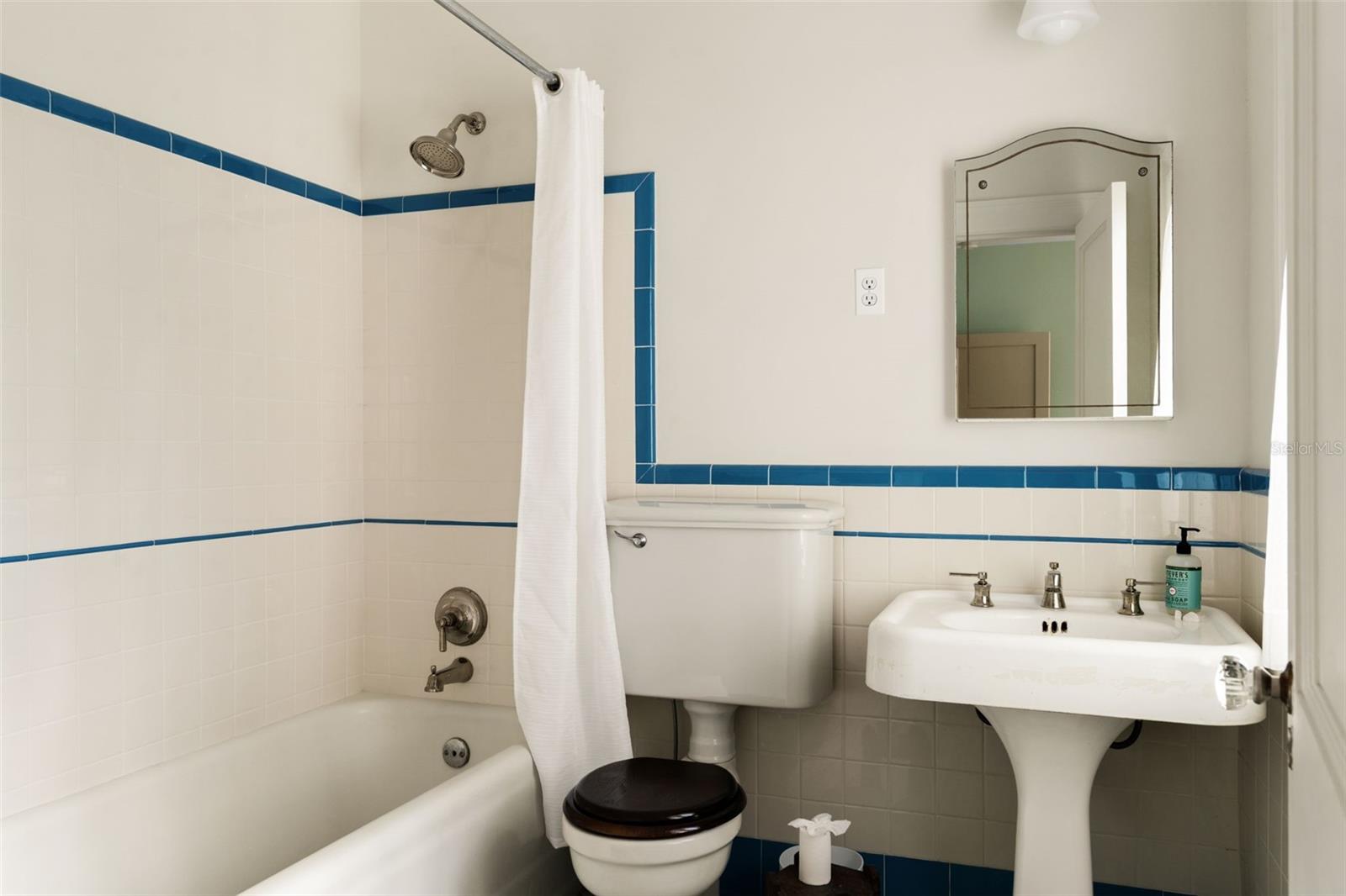 403 Jasmine Way - Third bedroom en-suite bathroom