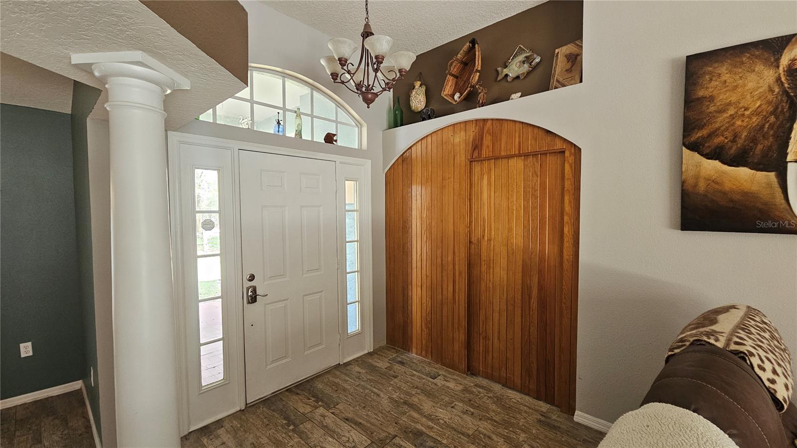Front Entrance & wooden archway to guest bedroom 3