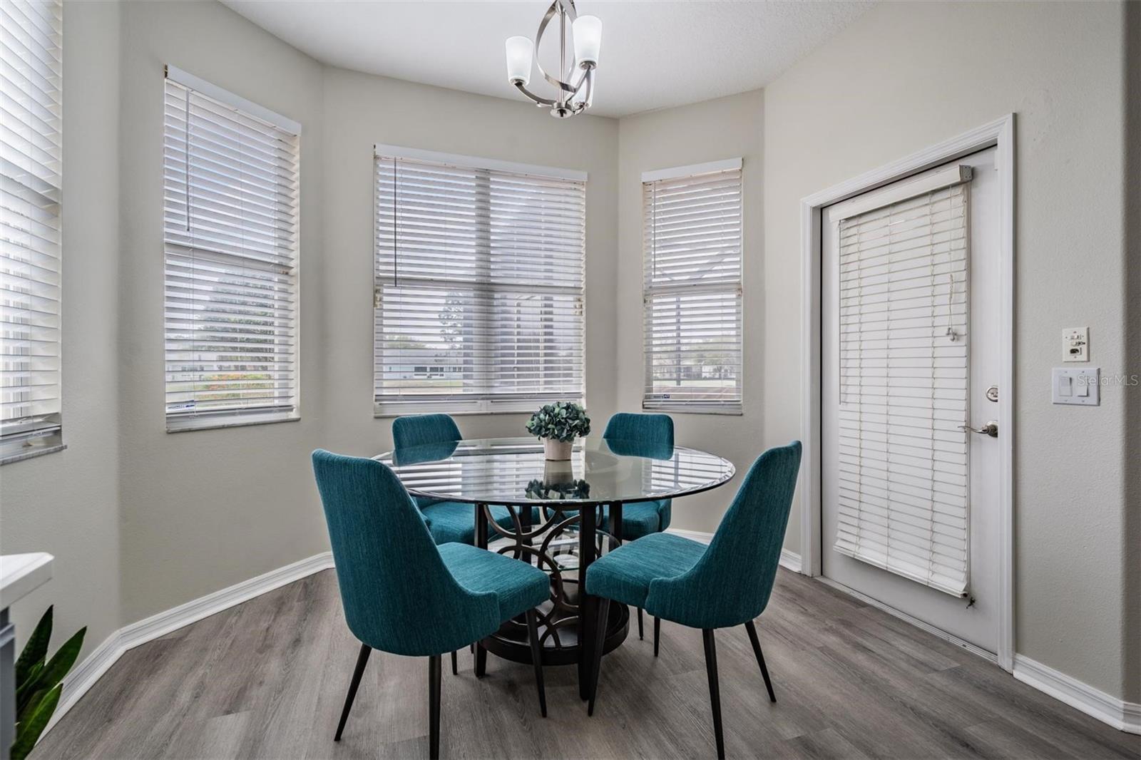 Breakfast nook with direct access to lanai
