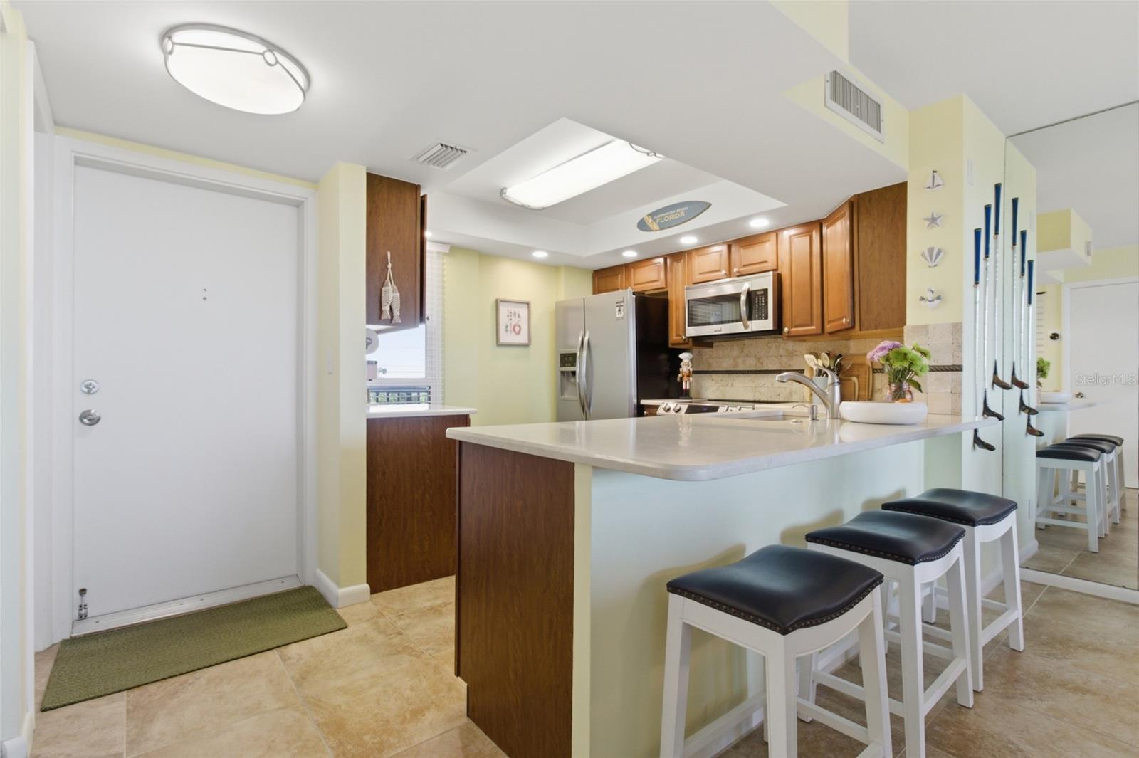 Kitchen w quartz countertops, stainless appliances/Eat in Seating