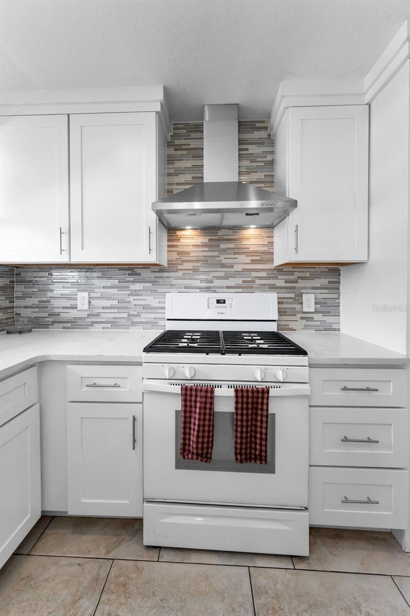 Gas range and stainless hoodGas is included in HOA