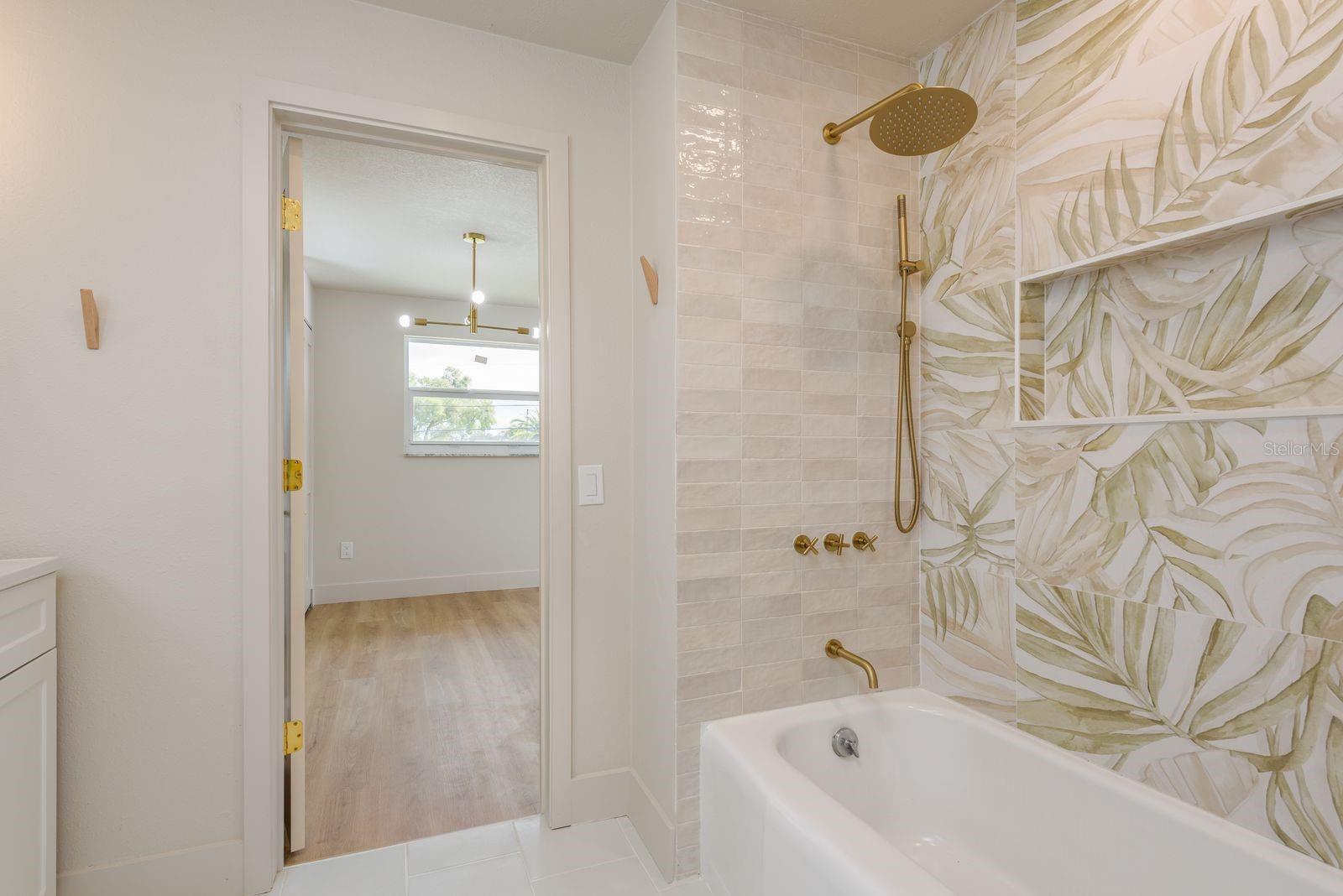 Guest / in-law apartment full bathroom