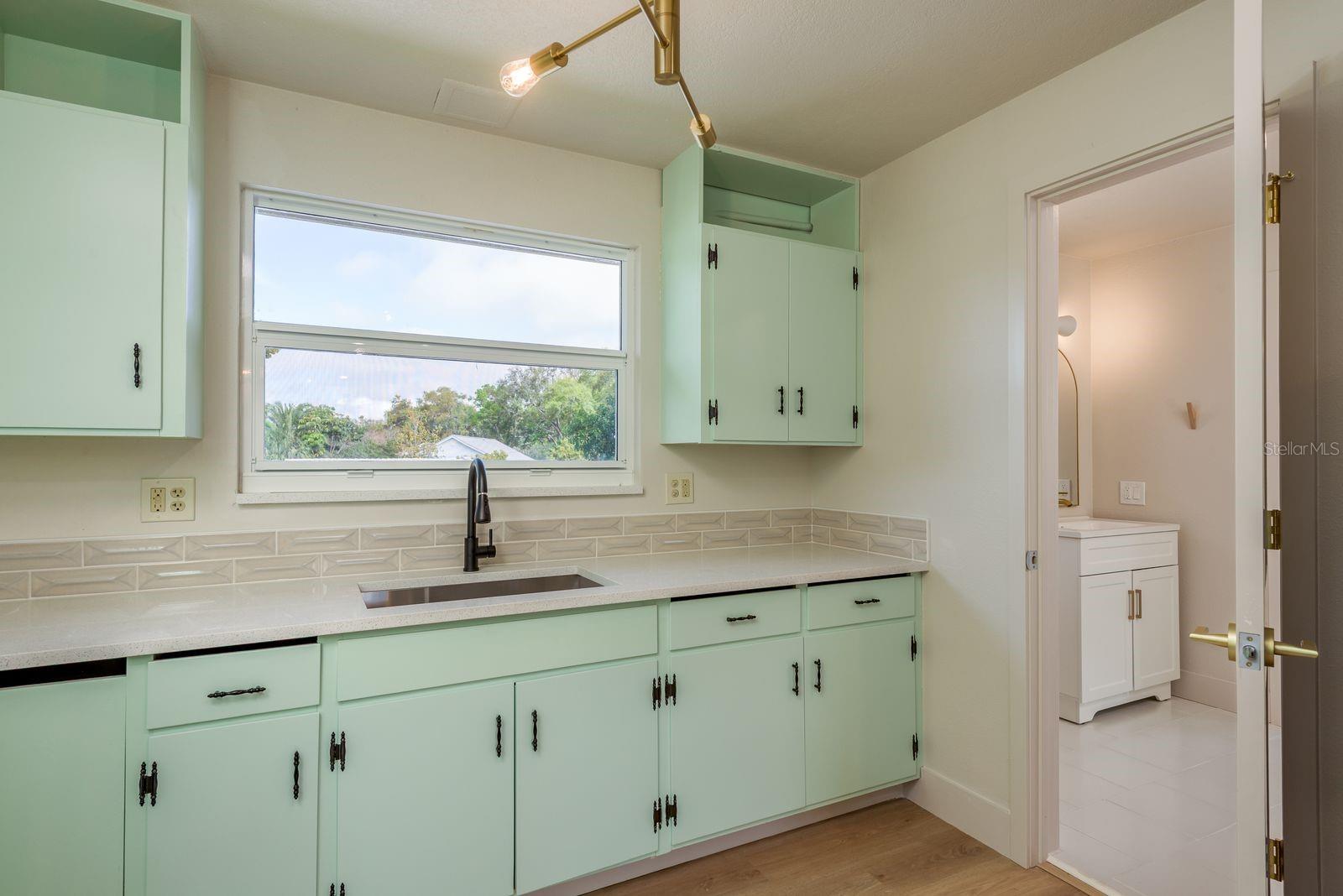 Guest / in-law apartment full kitchen