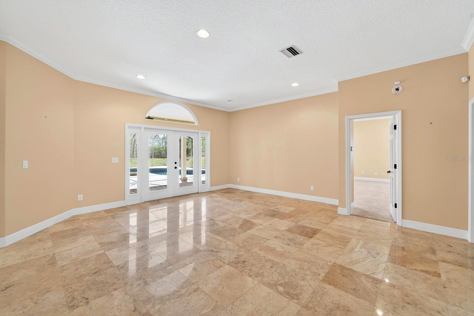 POOLSIDE DINING ROOM