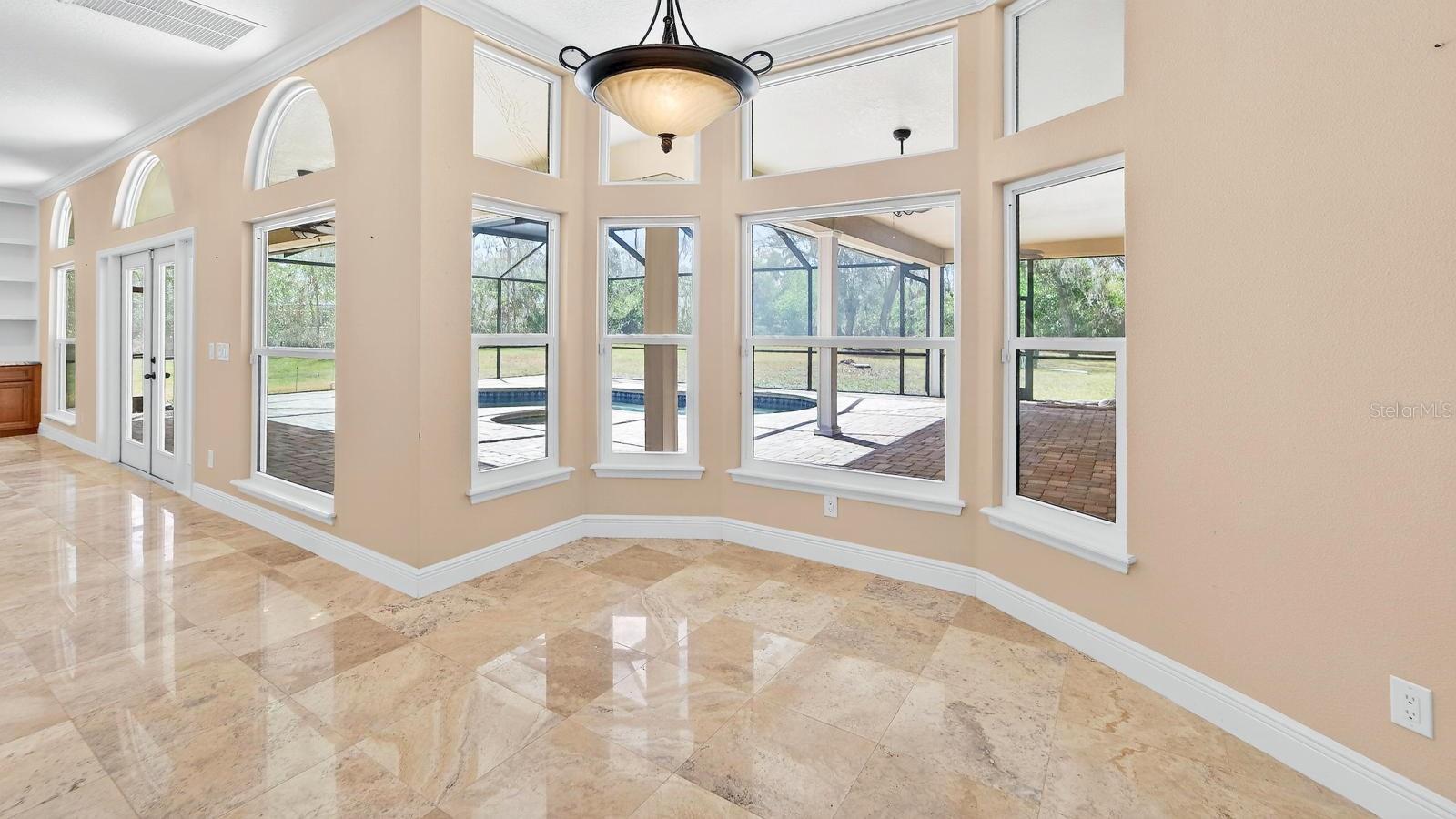 SPACIOUS POOLSIDE DINETTE