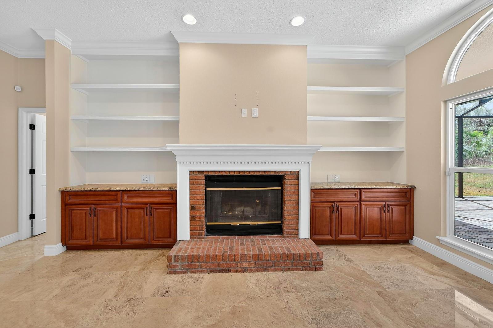 FIREPLACE WITH BOOKSHELVES