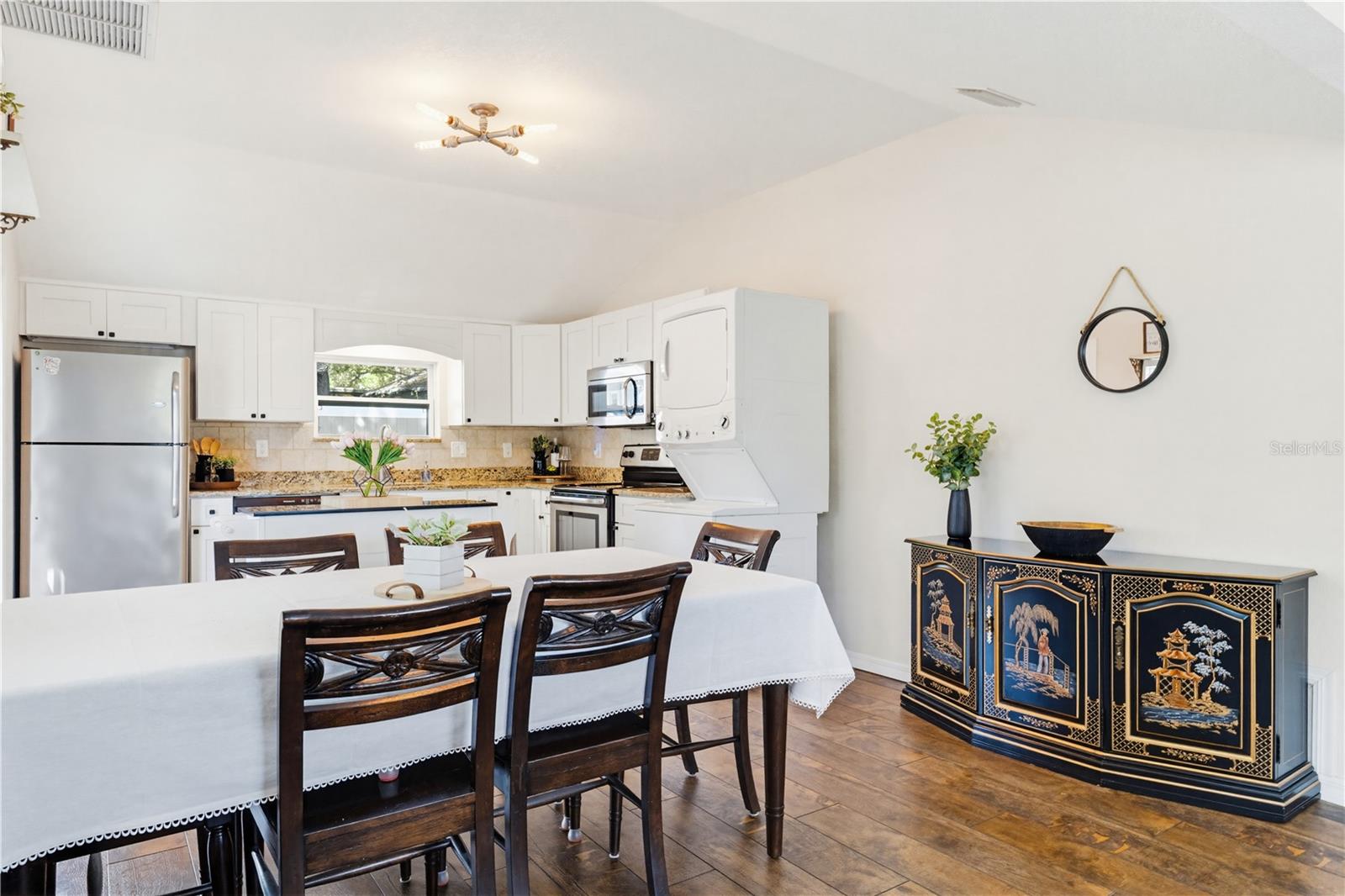 Orange Ave - Dining Area