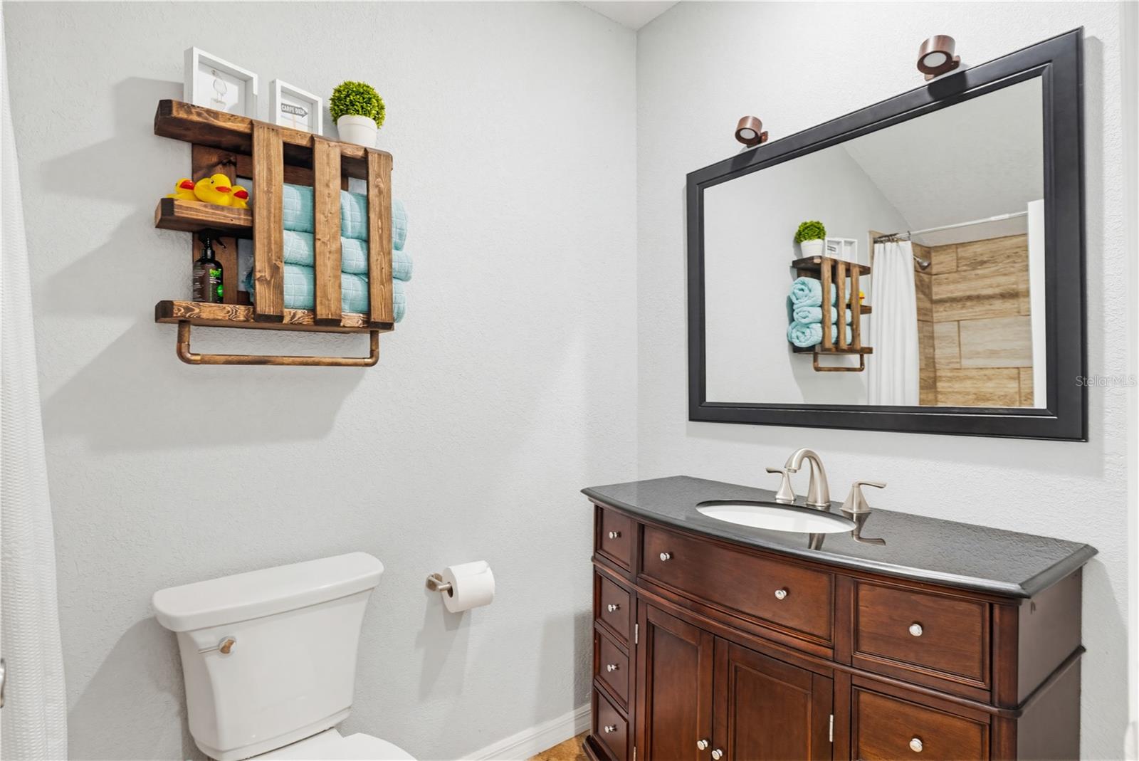 Orange Ave - Common Hall Bathroom with Tub/Shower Combo