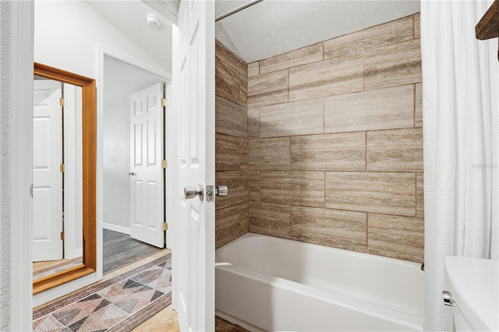 Orange Ave - Common Bath Tub with Shower