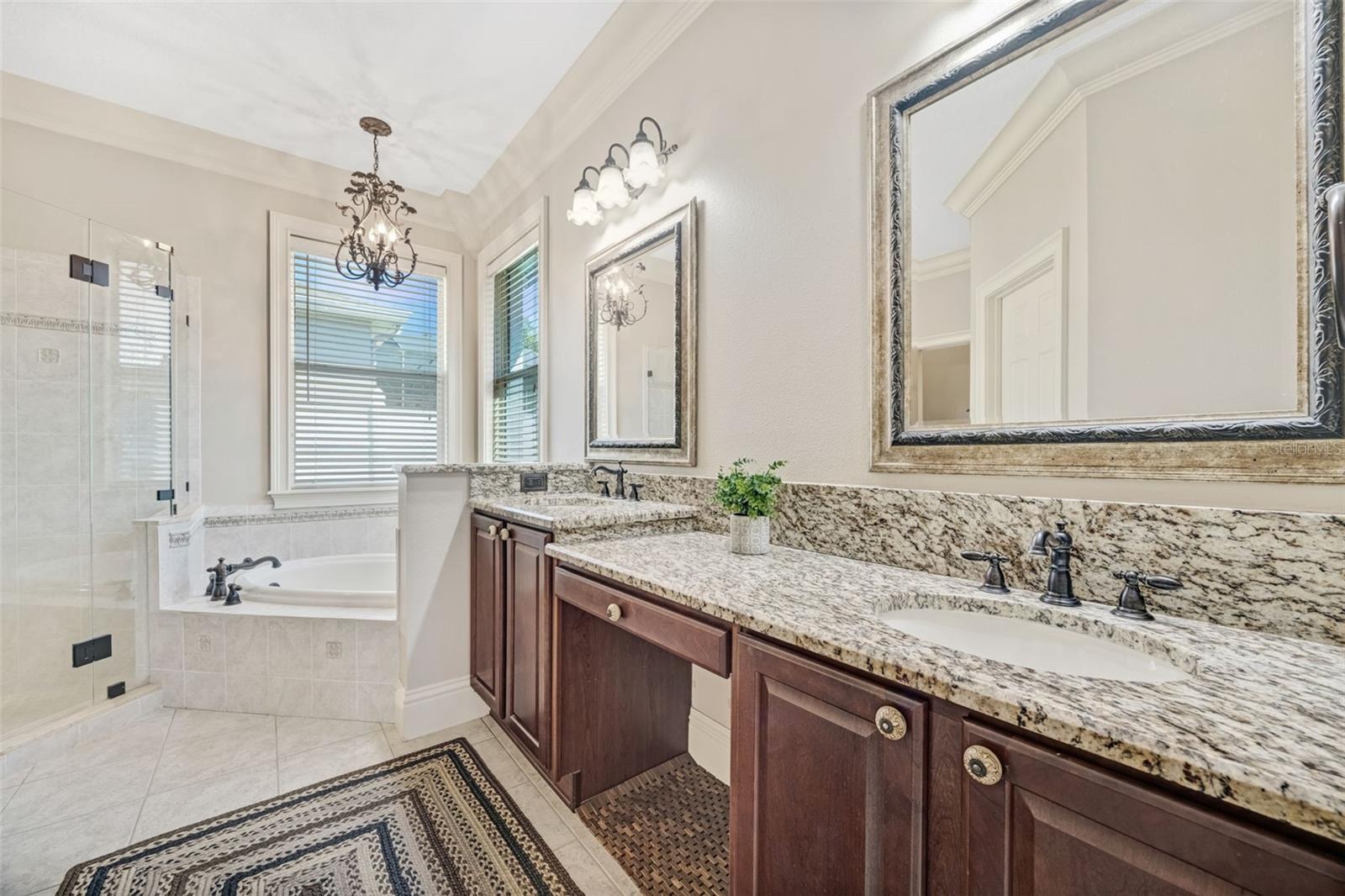 En-Suite / Primary Bedroom (1st Floor)