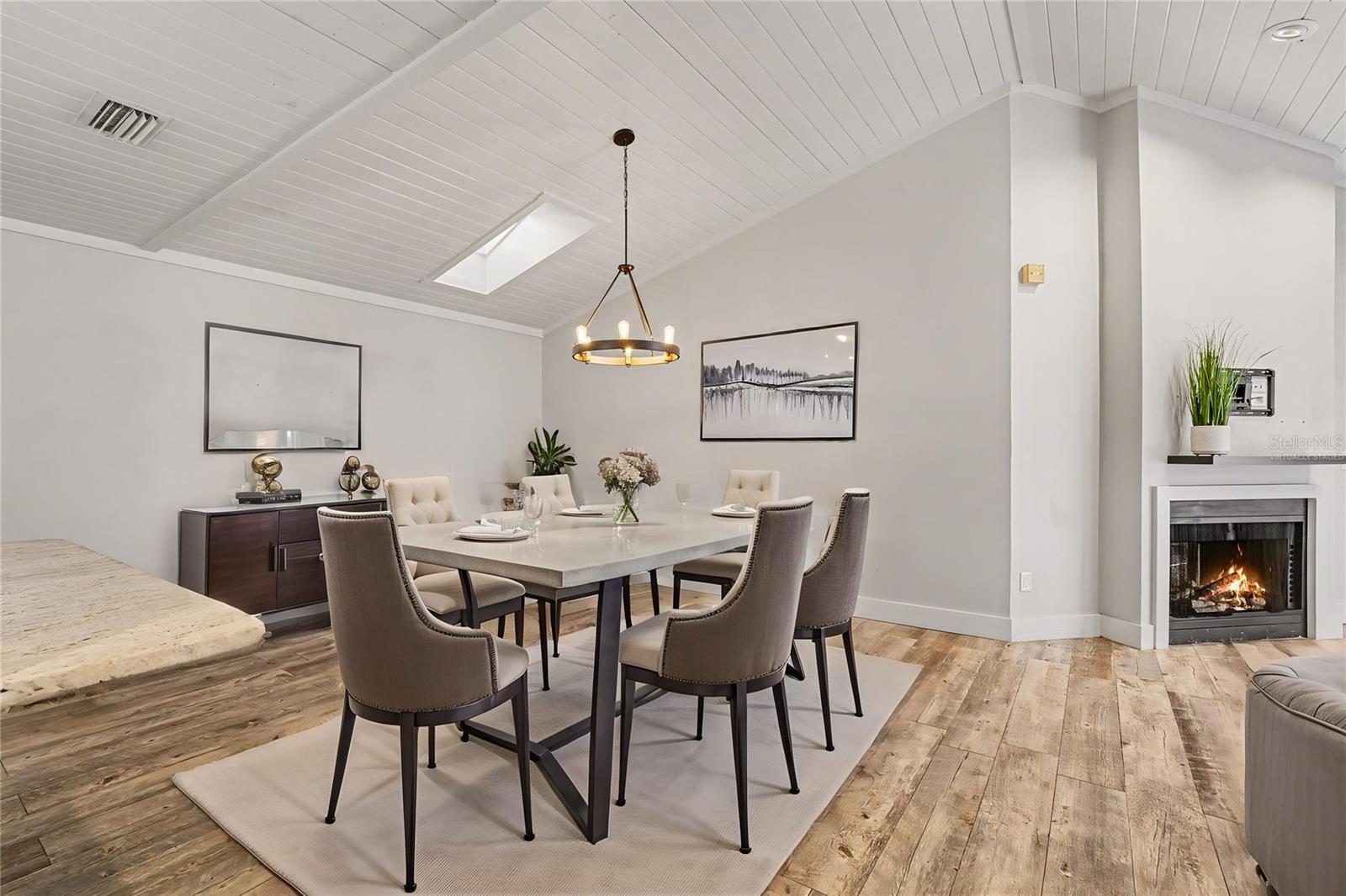 This photo has been Virtually Staged.