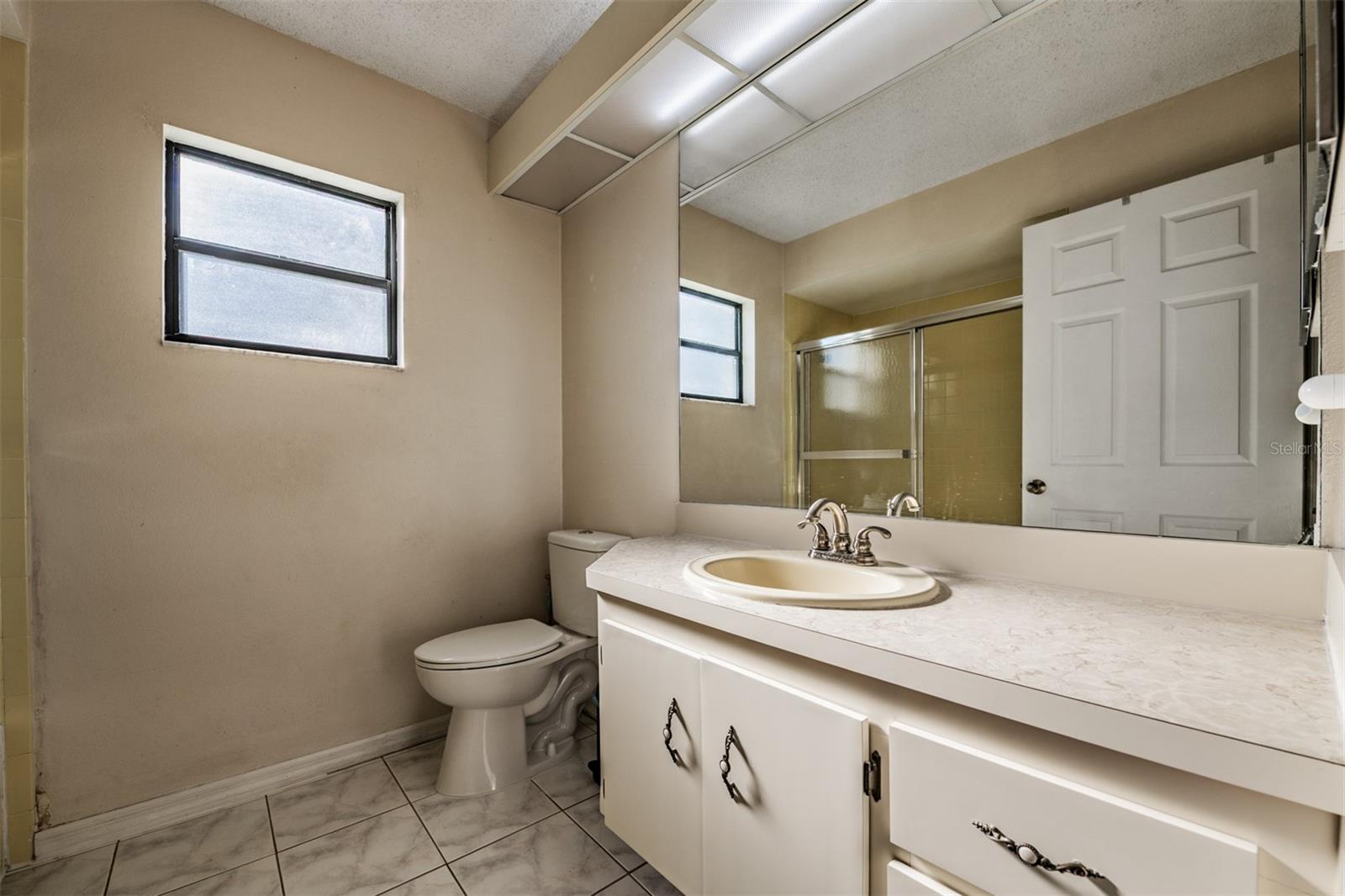 Guest Bathroom between the 2 bedrooms.