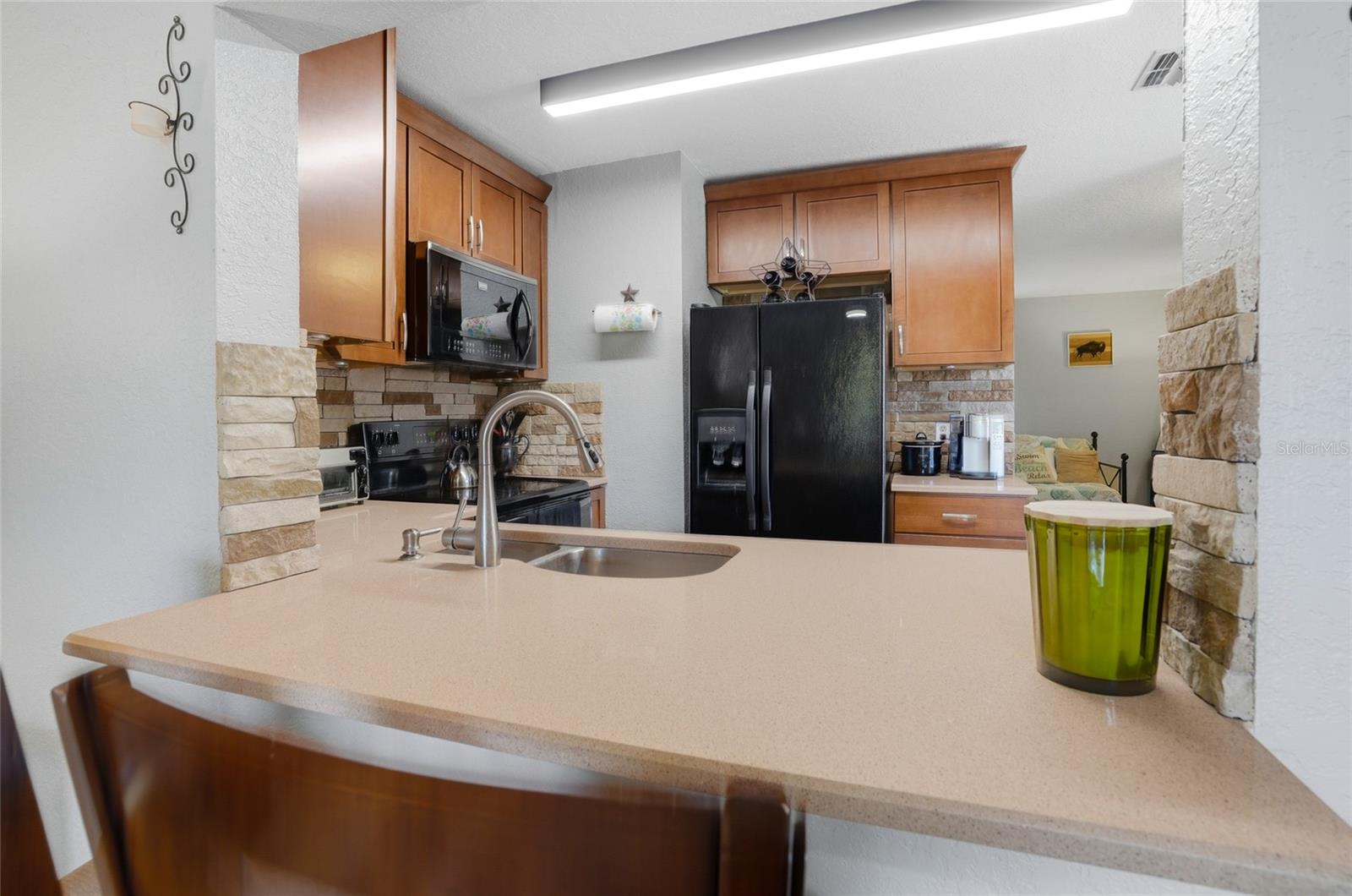 Breakfast Bar and Kitchen