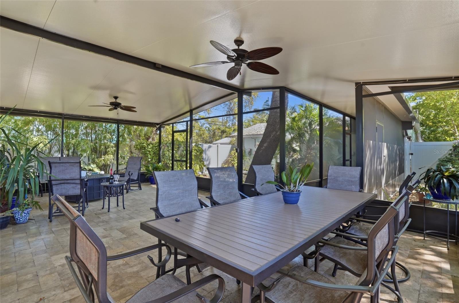 1200 sq ft screened lanai