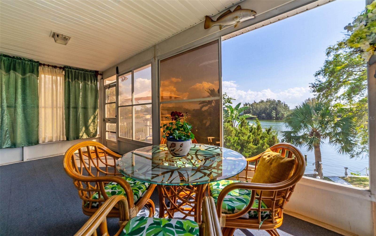 PATIO WITH VIEWS OF CANAL