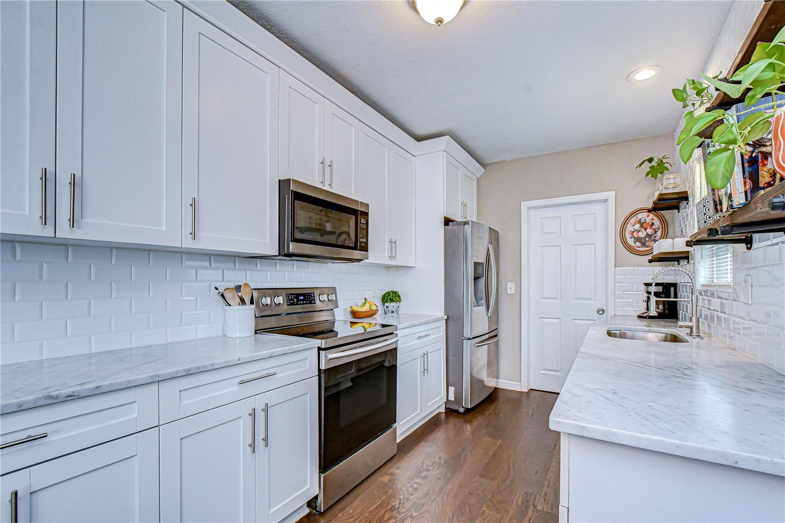 42-inch cabinetry providing generous storage space.