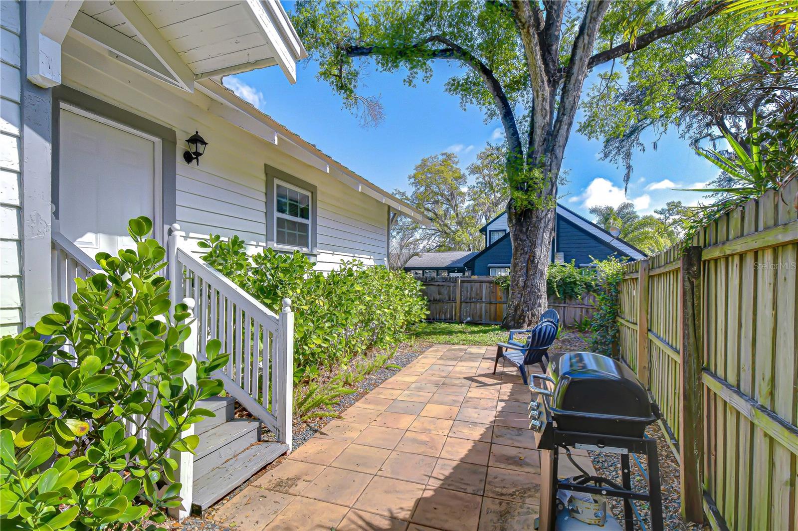 Fully fenced side yard