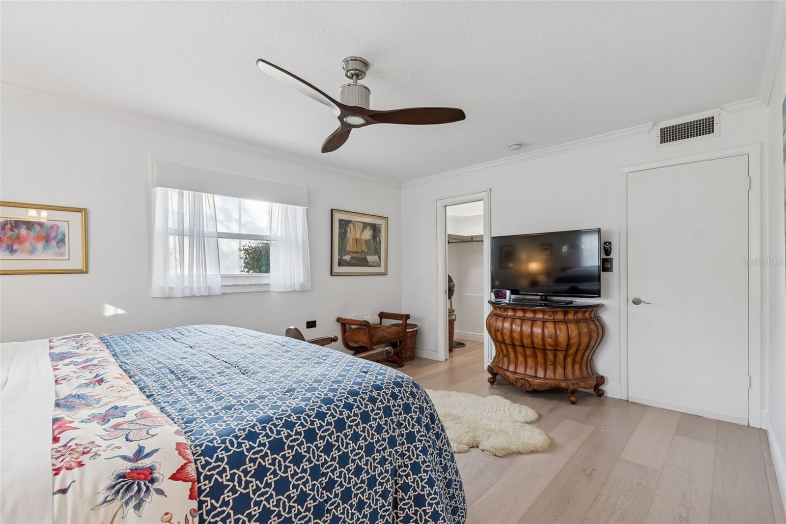 Primary bedroom with Walk-In Closet