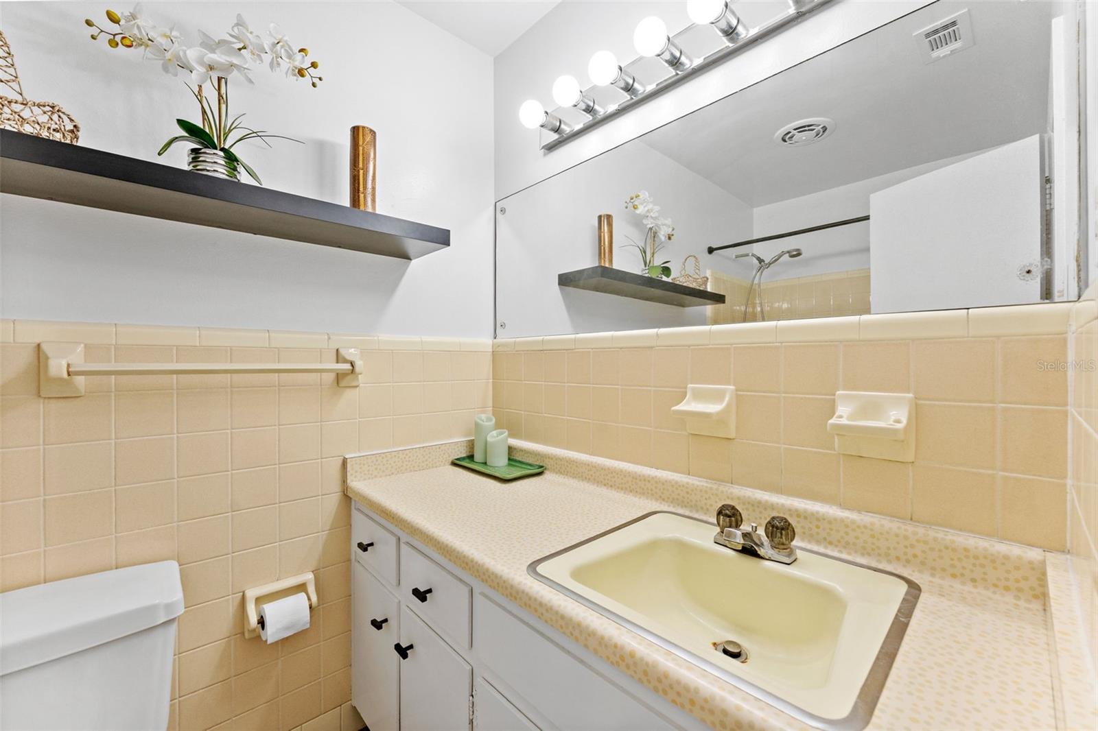 Main bathroom with full size tub and shower