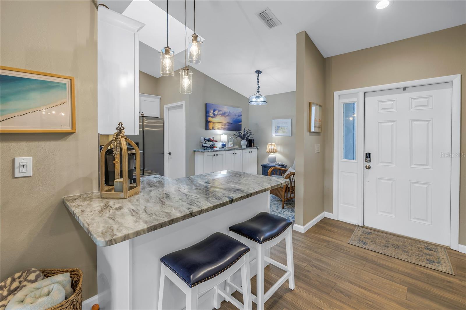 Eat-In space to Entertain the Chef or Share the Wine.