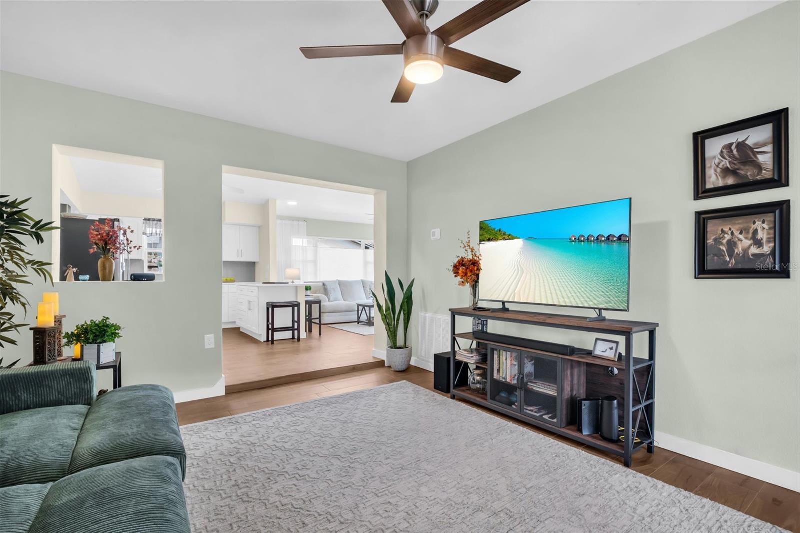 Spacious living room~