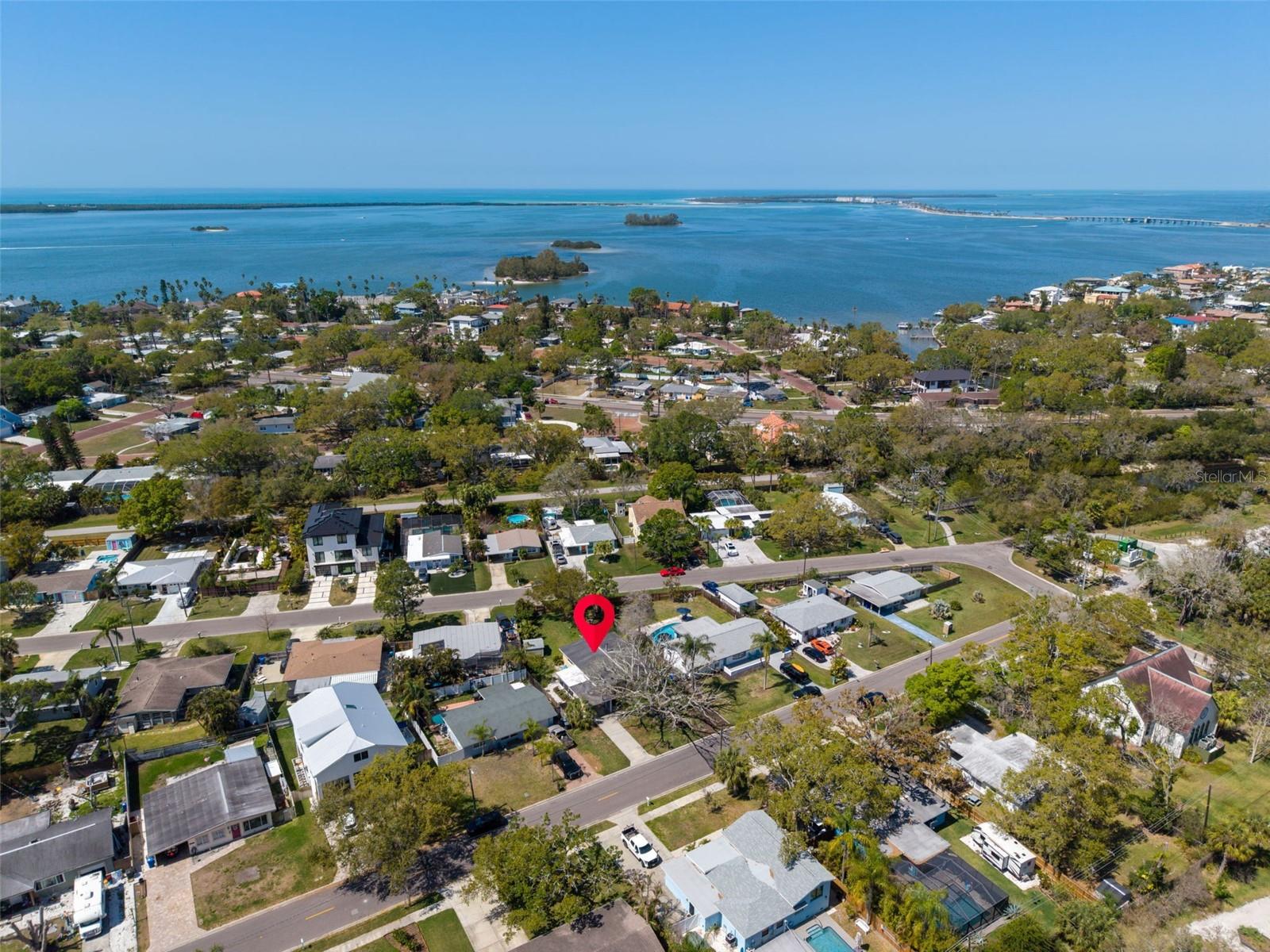 A short stroll or golf cart ride to Downtown Dunedin to enjoy the many restaurants, breweries, & shops~