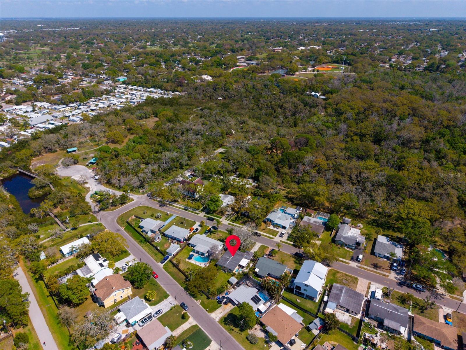 Just a few houses from Hammock Park for easy enjoyment~